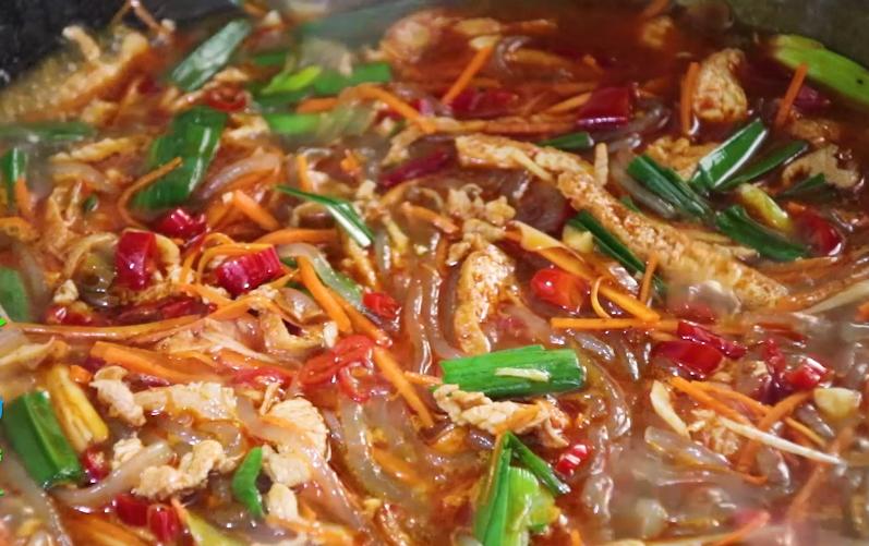 潘姥姥重庆酸辣粉正宗做法,乡村潘哥做猪血