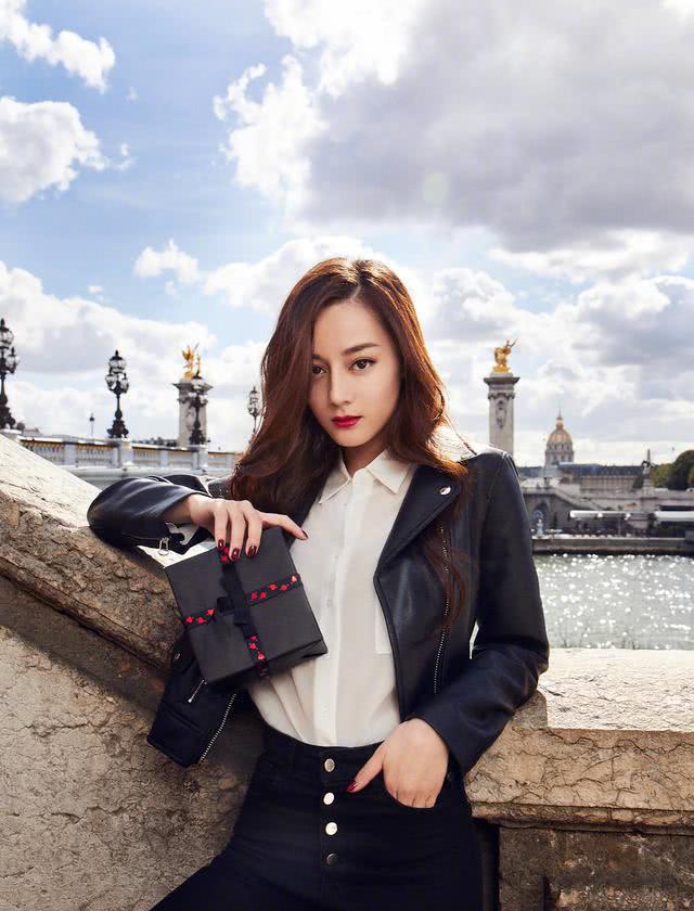 迪丽热巴跳芭蕾舞当场摔倒,迪丽热巴转场摔倒忍痛继续表演