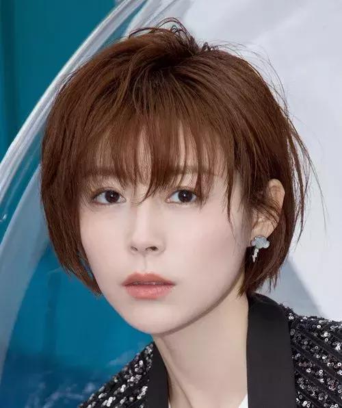 碎发特别多扎不住怎么打理,额前碎发太多怎么扎头发