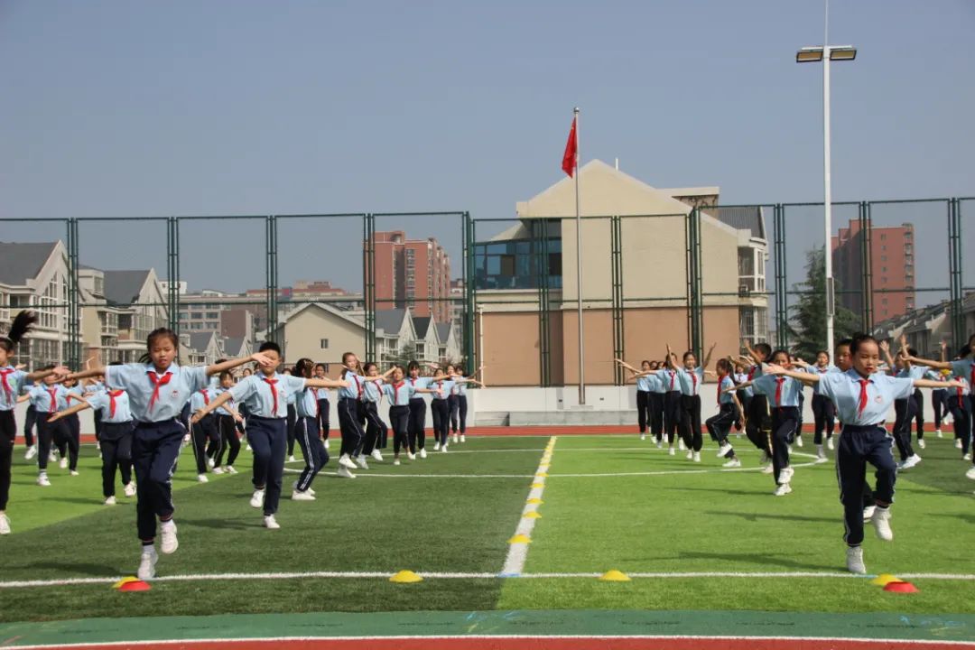 建*党**百年喜迎国庆——西安经开第二小学队列队形广播*比操**赛