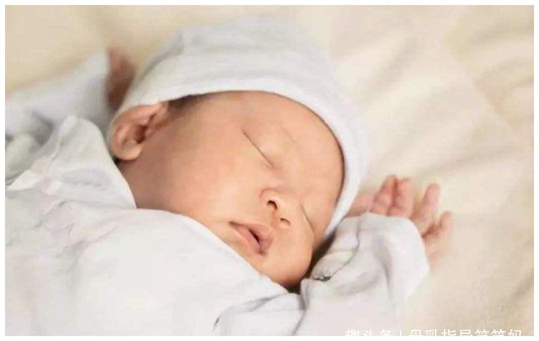 新生儿10天睡觉一惊一乍哼哼唧唧,新生儿睡觉老是一惊一乍双手举起