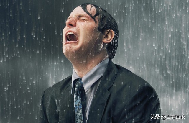 男子帮妻子买卫生巾被路人辱骂,男子给老婆买护垫