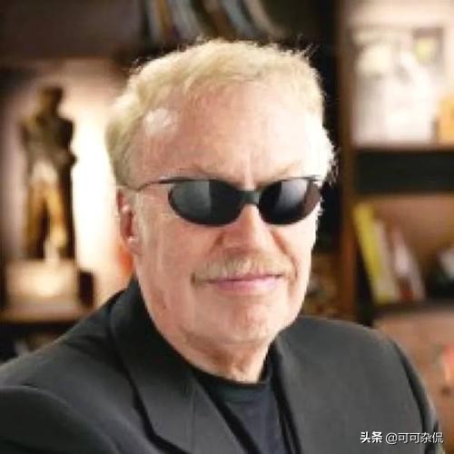 “起家靠吹牛，起名靠做梦”的耐克，凭什么从地摊成为行业巨头？