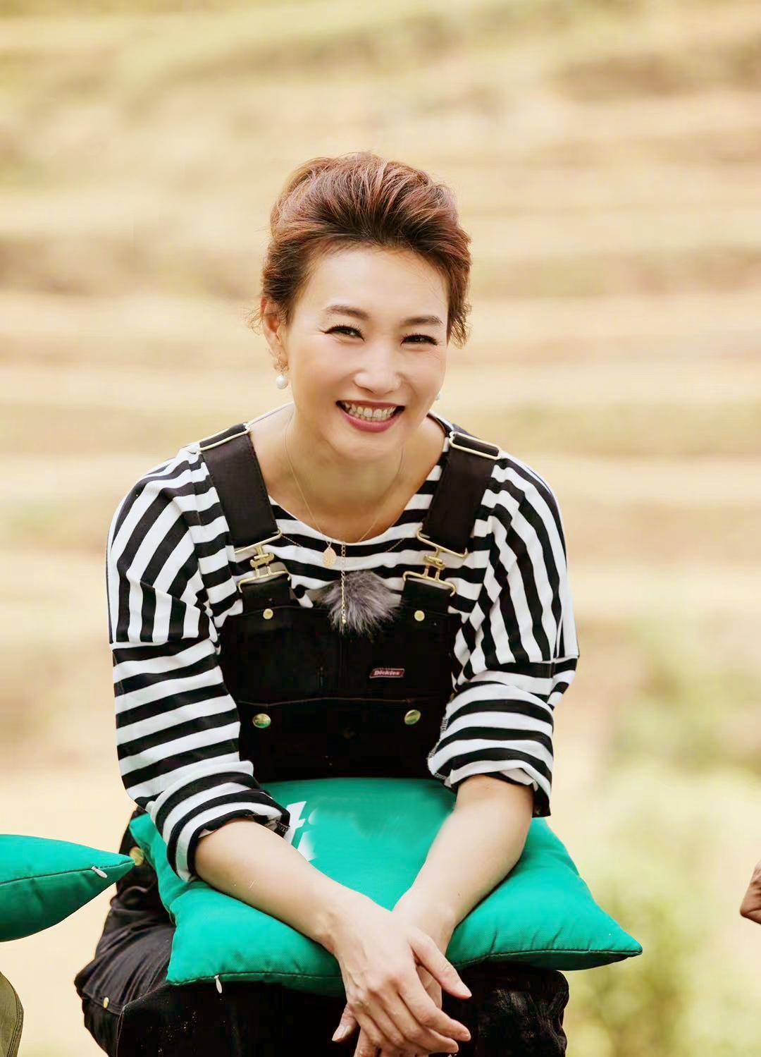 央视新闻主持人李梓萌工作图片,央视主持人李梓萌卖货