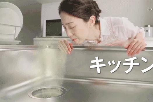 家里下水道堵塞发臭，别用开水冲！教你1个小技巧，再也不发愁