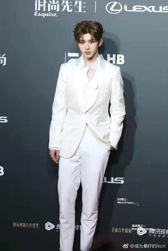 蔡徐坤被ikun嫌弃的瞬间,蔡徐坤ikun吵架时蔡徐坤的反应