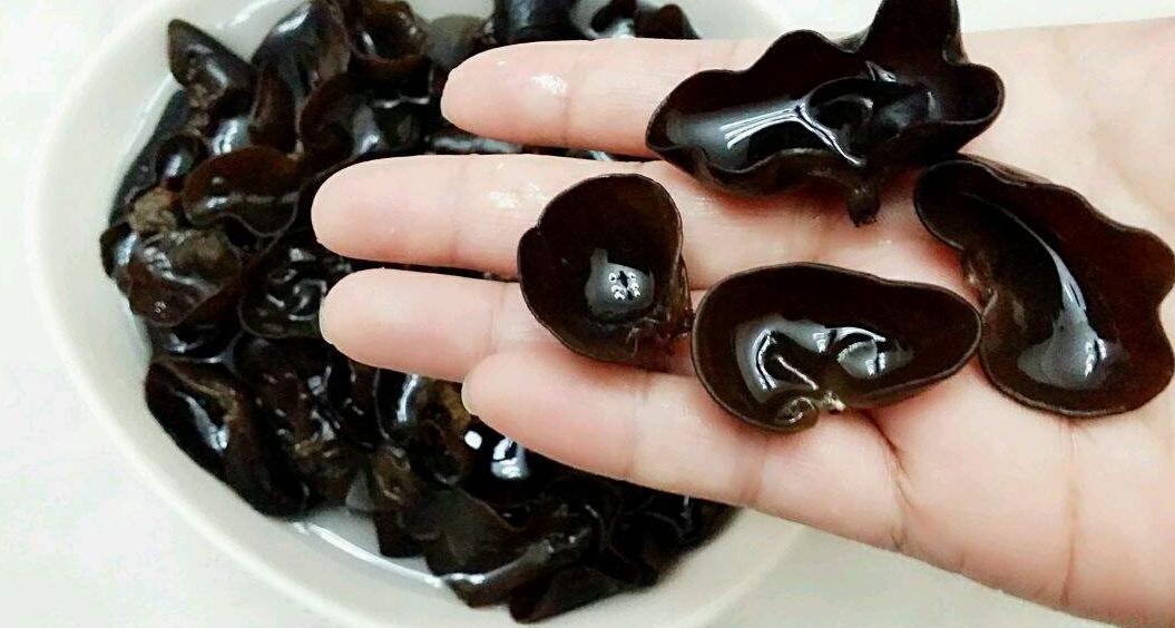 泡木耳只用清水泡等于吃虫卵,用淘米水洗木耳