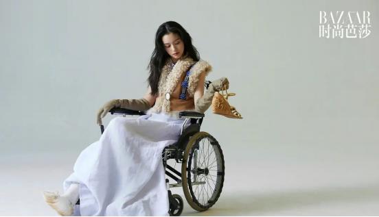 周也最新出席时尚活动,周也接了多少个通告拍时尚片