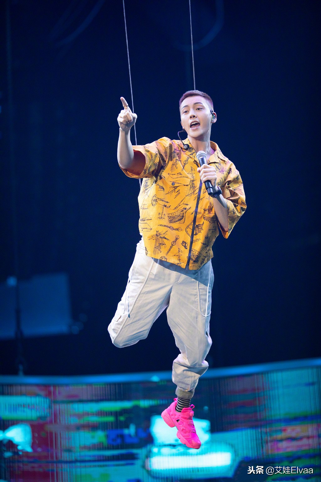 陈伟霆穿supreme黑色,陈伟霆宠爱里面同款连帽外套