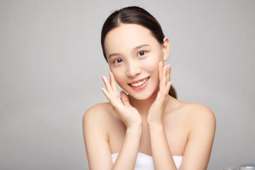 眼角鱼尾纹怎么消除简单方法图解,教你一招如何淡化鱼尾纹