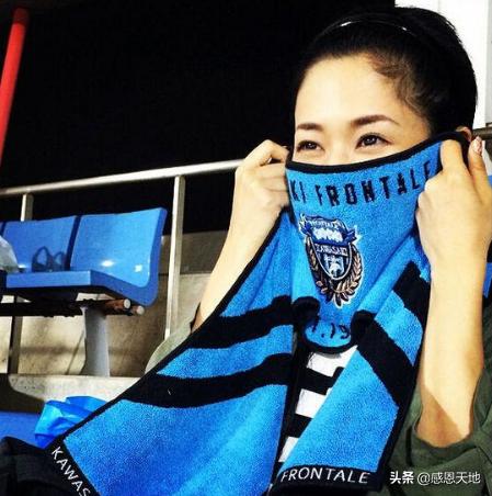 苍老师也爱足球，她多次为喜爱球队助威