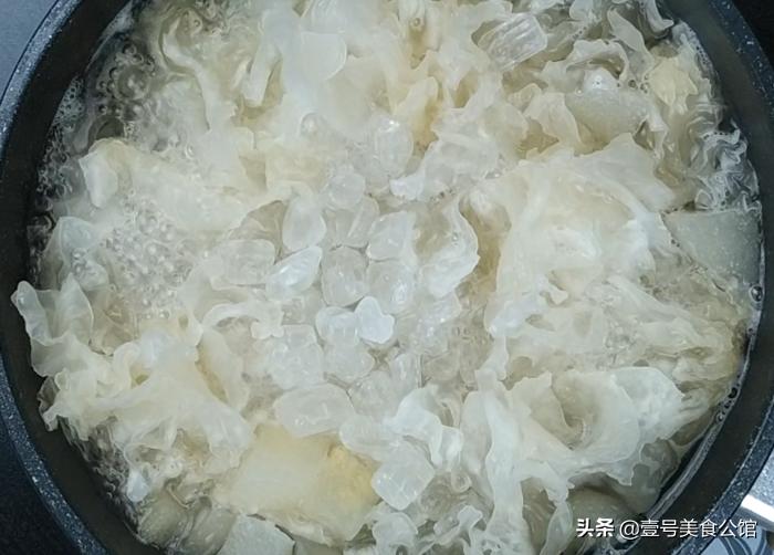 银耳雪梨羹如何快速出胶,如何做雪梨银耳羹容易出胶