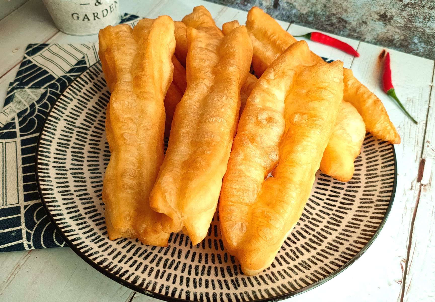 炸油条放酵母粉和脆皮油条粉行吗,炸油条需要放酵母粉吗