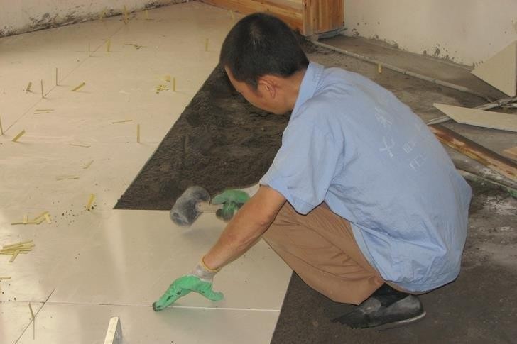 农村自建房一楼贴瓷砖还是花岗石,农村自建房一楼铺石材还是瓷砖