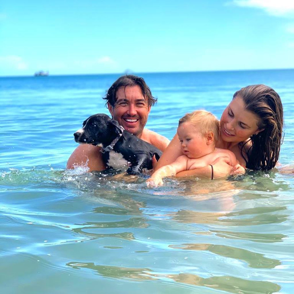 澳洲狂野早教:2岁娃单挑巨蟒,爸爸在一旁指点加油,这?