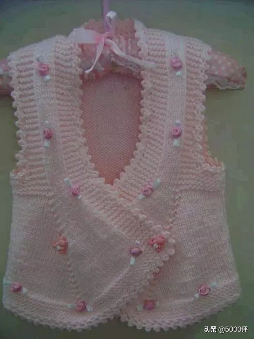 依可爱女孩马甲裙棒针编织教程,女式棒针开襟马甲新款编织法
