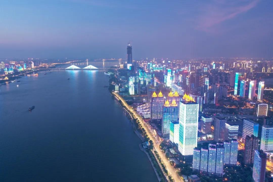 医护人员在前线奋斗,医护人员在前线