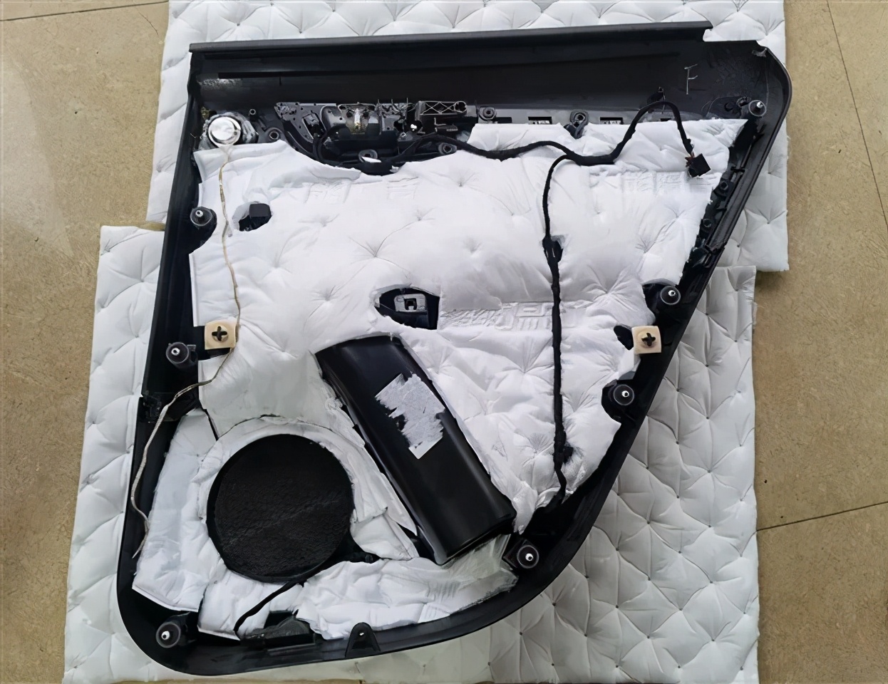 奥迪q5音响改装三分频,奥迪q5改装顶级音响案例视频