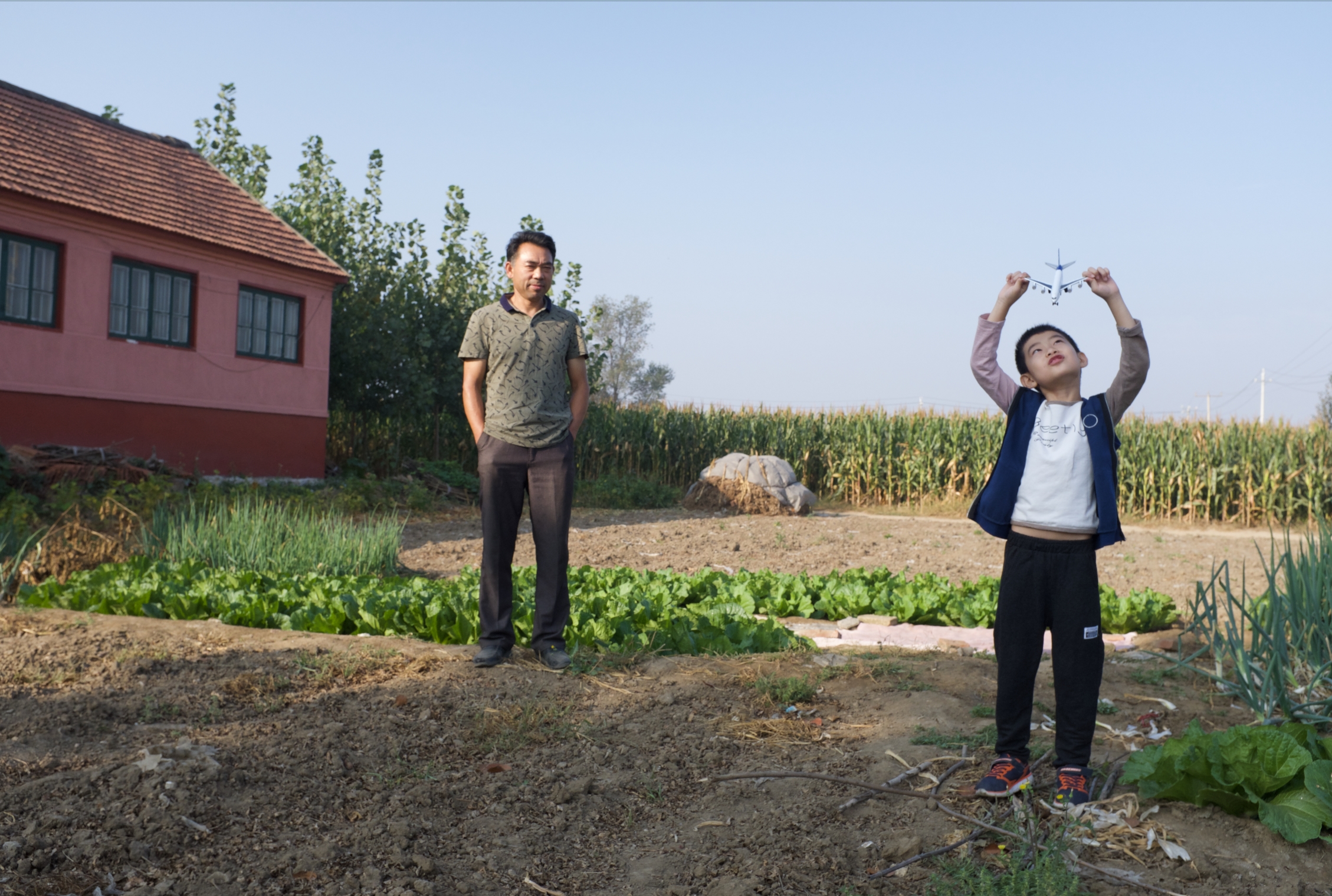 母女俩异地上学父亲留守,农村父母的真实故事图片