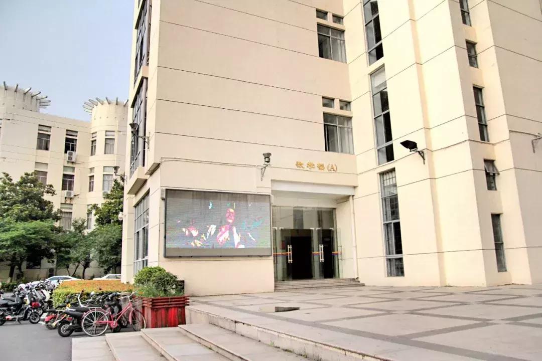 武昌这所低调的大学坐拥一线江景，教学楼窗外就是黄鹤楼