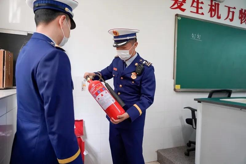 镇领导带队开展校园消防安全检查,重庆南岸区消防安全活动