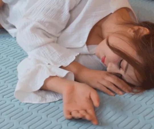 特斯拉睡觉凉席,特斯拉夏天睡车里空调自己关闭