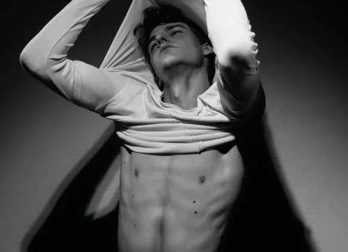 男友背着我和别的女孩聊天,男友背着我和别的女人谈网恋