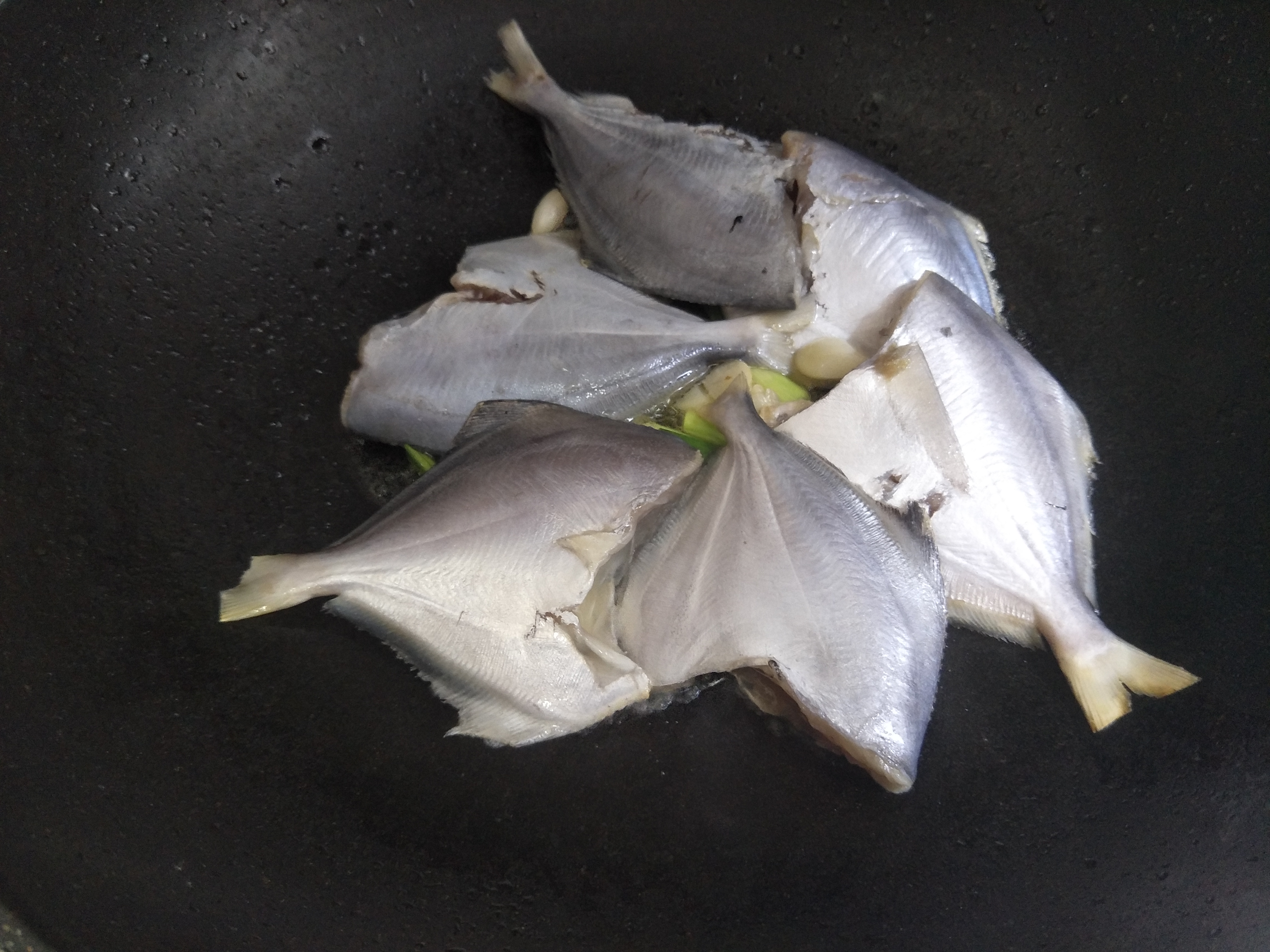 煎鱼的时候怎样煎不粘锅不脱皮,煎鱼不粘锅不破皮的正确方法