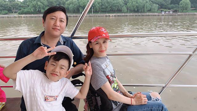 真美！瘫痪21年桑兰，丢掉轮椅坐草地拍照：一定有机会再站起来