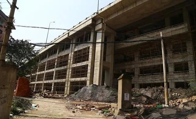 一楼墙体潮湿怎么防潮,农村自建房内墙潮湿