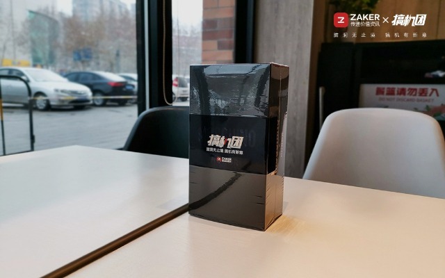 挖孔屏好用吗，相机自带8倍镜，能玩英雄联盟：荣耀V20体验