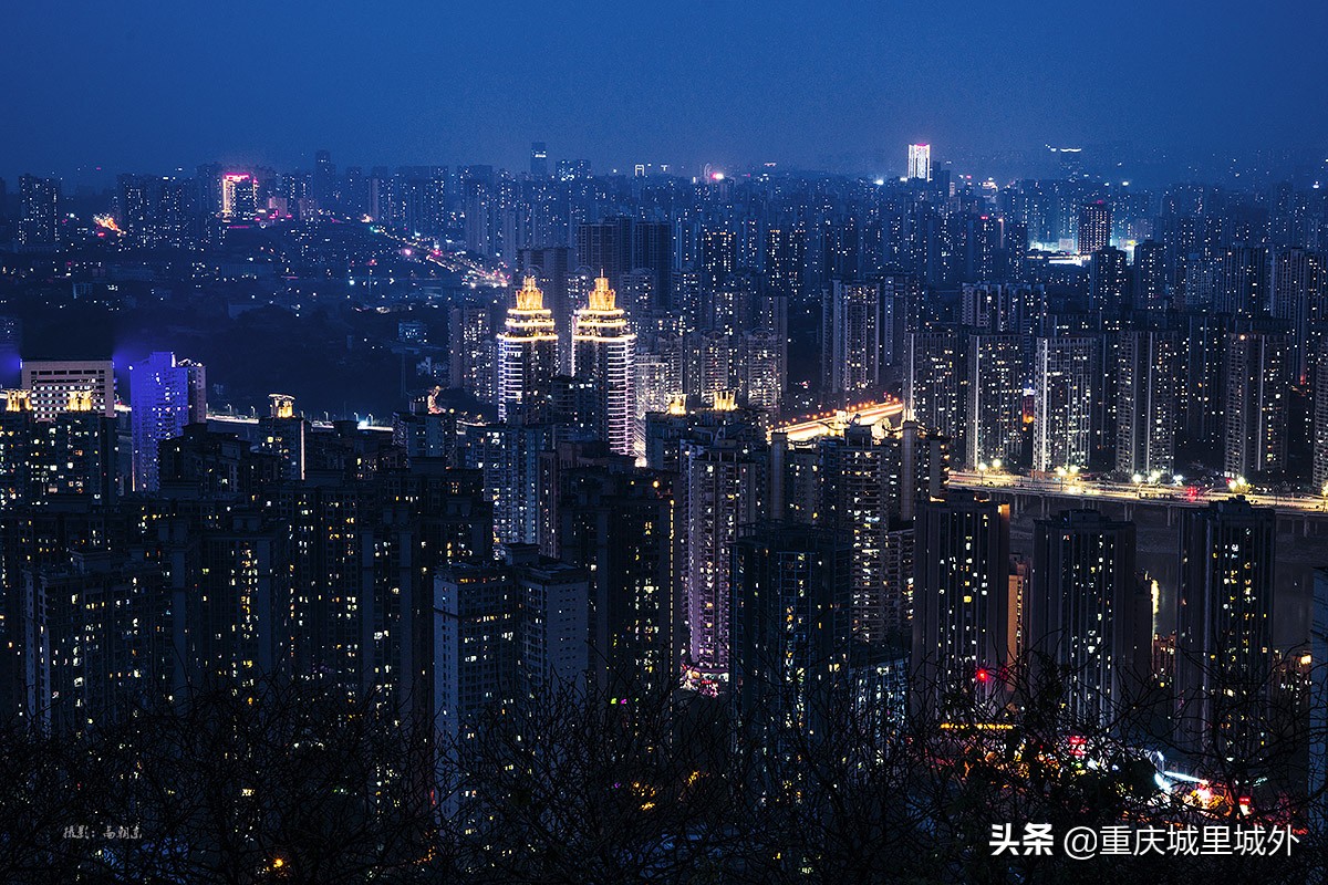 好奇探寻平顶山顶是否“平”，无意发现了渝中区与沙坪坝区的界牌