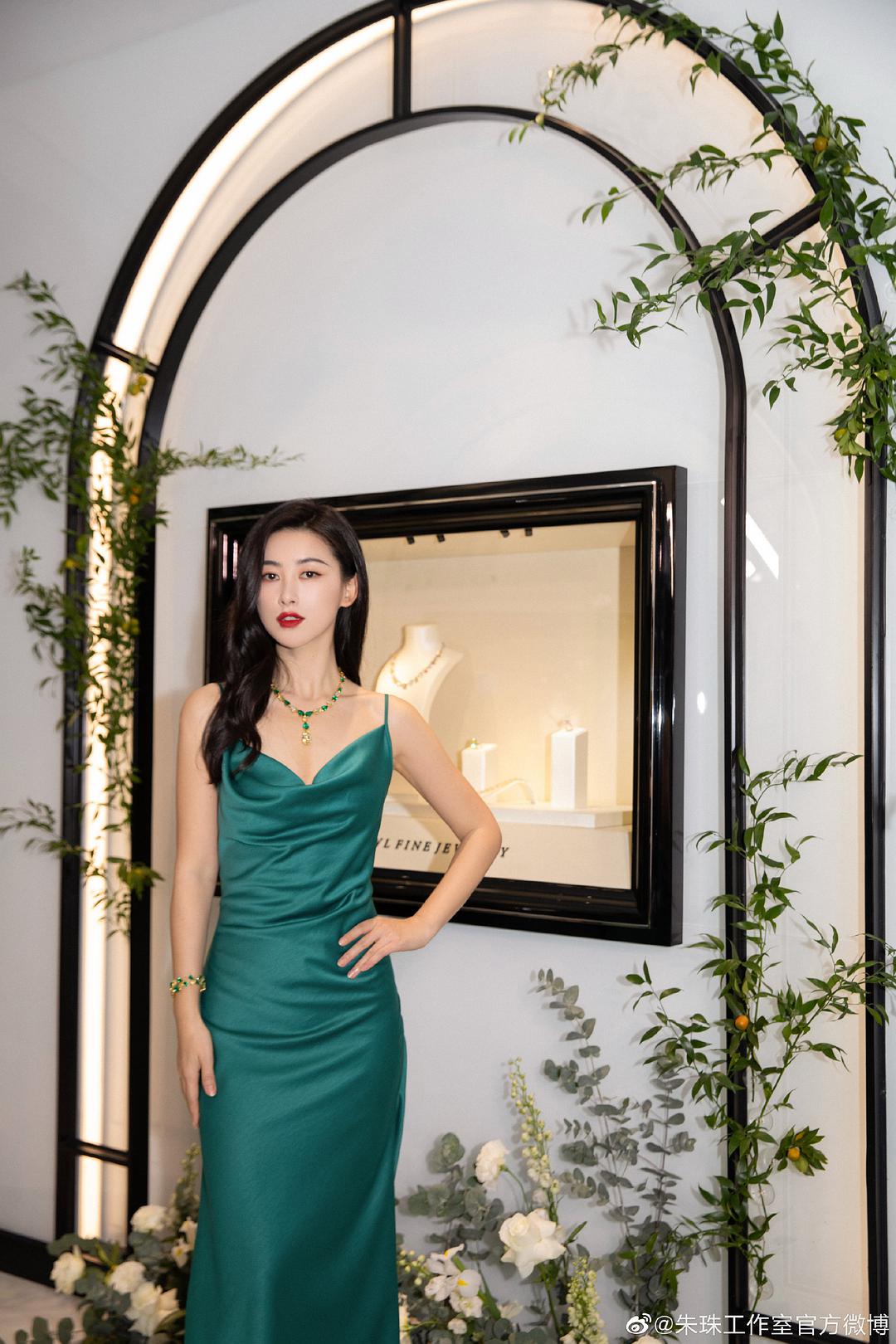 朱珠穿婚纱美出新高,朱珠年轻时样子