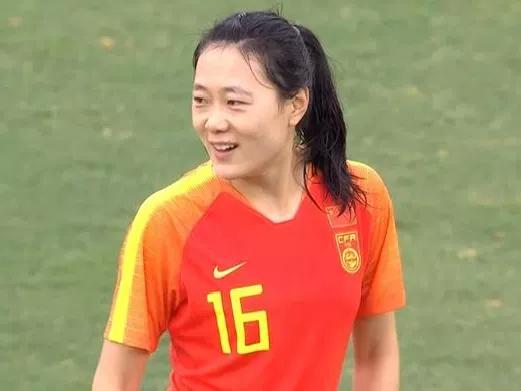 铿锵玫瑰绽放中国红,铿锵玫瑰两个人