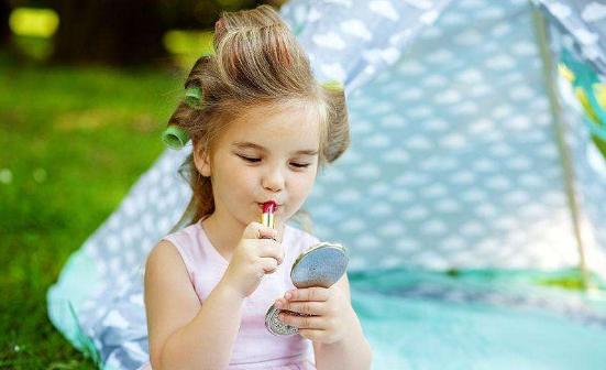 孩子变得爱臭美了,孩子开始臭美怎么教育