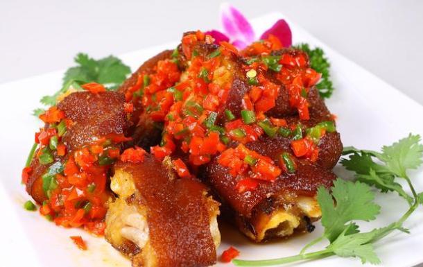 月经推迟一个月流出一连串血块,月经流出一大坨的黑血块正常吗