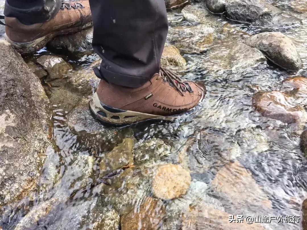 新手徒步穿徒步鞋还是溯溪鞋,户外徒步20公里穿什么鞋