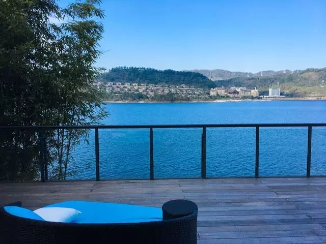 为钓鱼建房子,为了钓鱼在河边盖了房子