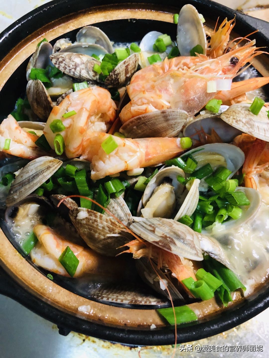 花蛤基围虾焖锅,蒜蓉花蛤虾煲的家常做法