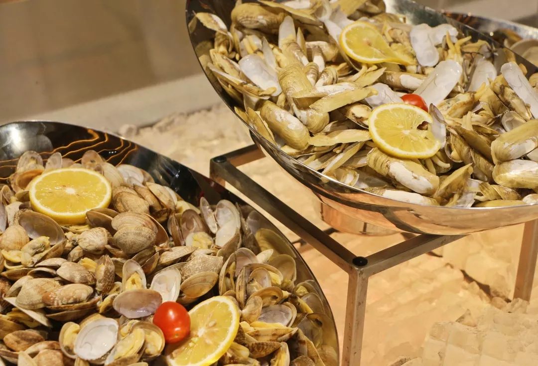 玄武湖畔这家星级自助吃到扶墙出！派送大闸蟹！海鲜小火锅畅刷