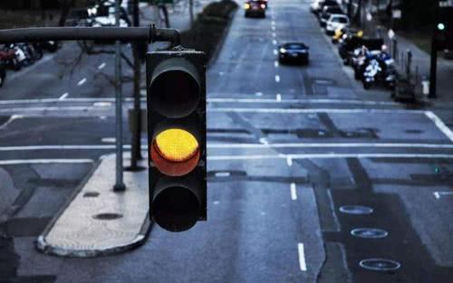 闯黄灯有没有事仔细来看看,一个视频告诉你闯黄灯的后果