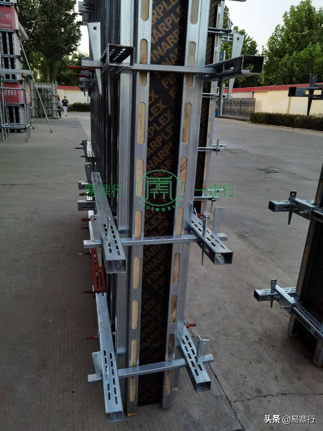 建筑模板柱子新型加固标准,木工柱子阴角扣件加固图片