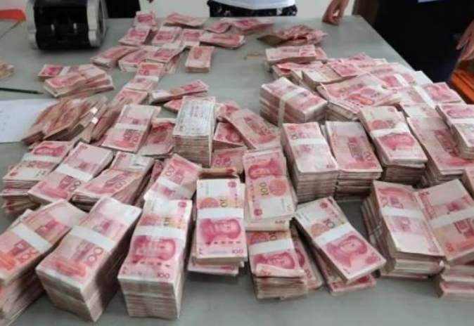 为何成捆人民币在越南当街摆放？去越南首都可以直接使用人民币