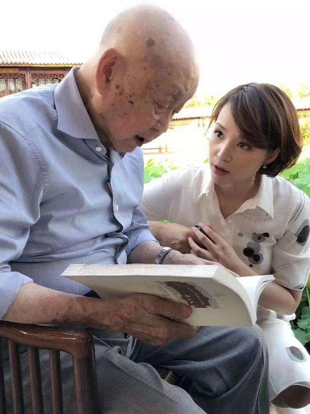 他96岁调侃这个世界，“趁我没死，快来夸我”，衣袖一挥暗香涌动