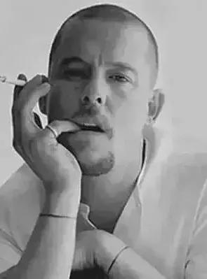 服装设计师有名人物,服装设计顶级设计师