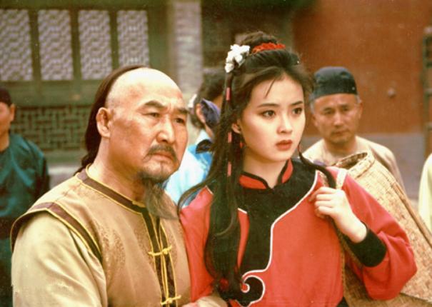 给婆婆洗脚被婆婆脚踢倒,给婆婆洗脚还被打