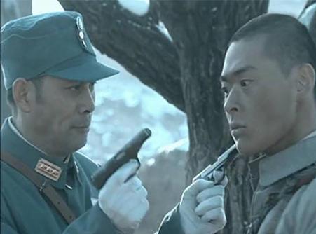 亮剑楚云飞给日本军官送刀,亮剑楚云飞送给李云龙的是什么枪