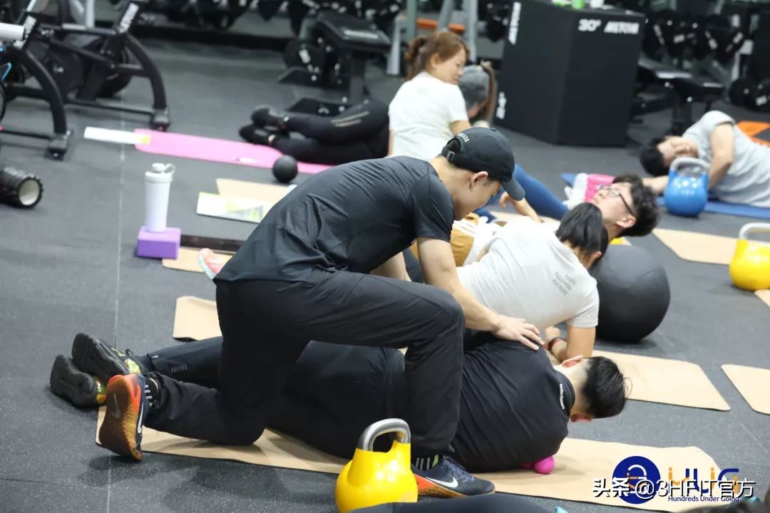 马甲线平板支撑卷腹,练马甲线的卷腹动作教练带学员