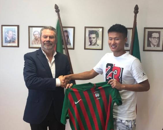 大连人国脚级引援曝光！22岁国奥新星随队试训，曾在皇马踢过球