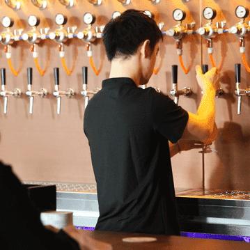 外国人喝中国精酿,泥煤味精酿